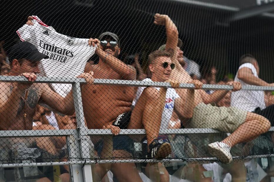 Adepto com camisola do Benfica