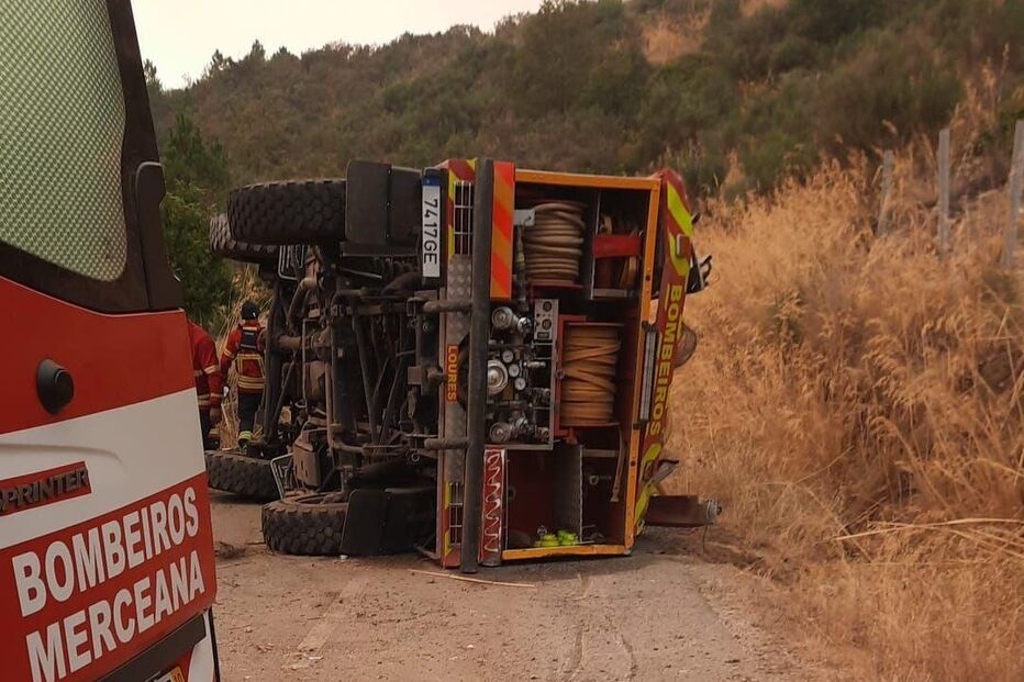 Viatura dos bombeiros capotada