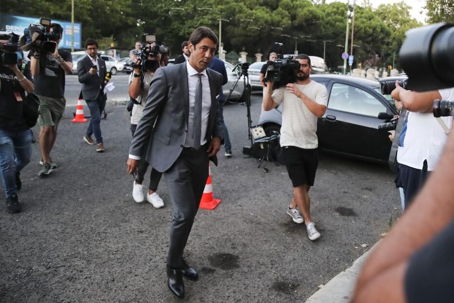 Rui Costa à chegada ao velório de Fernando Chalana