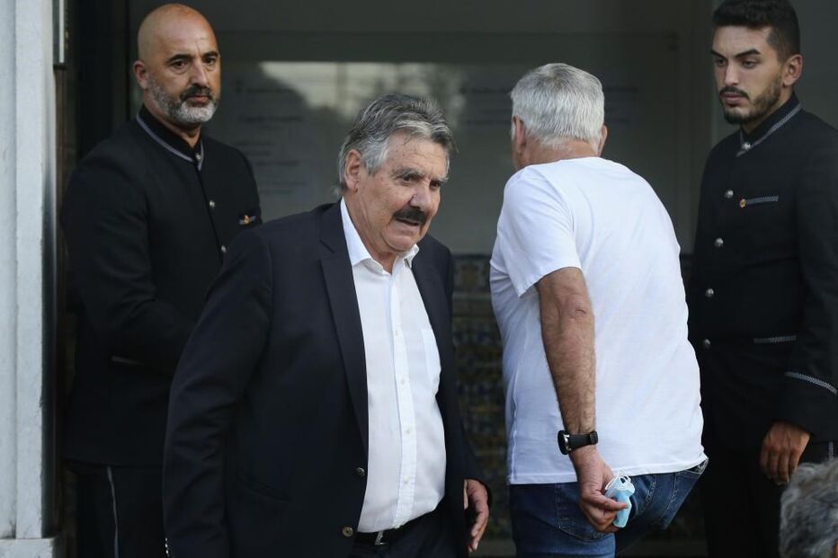 Toni, antigo jogador do Benfica e treinador, durante o velório de Fernando Chalana