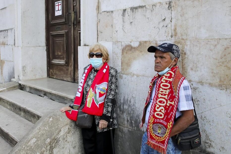 Populares durante o velório de Fernando Chalana na Basílica da Estrela