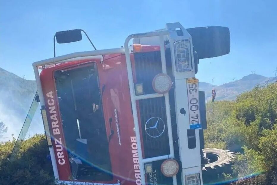 Viatura dos bombeiros capotada 