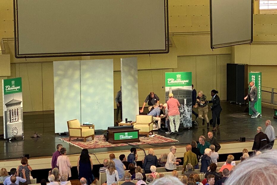 Escritor Salman Rushdie já fala e respira sozinho após operação