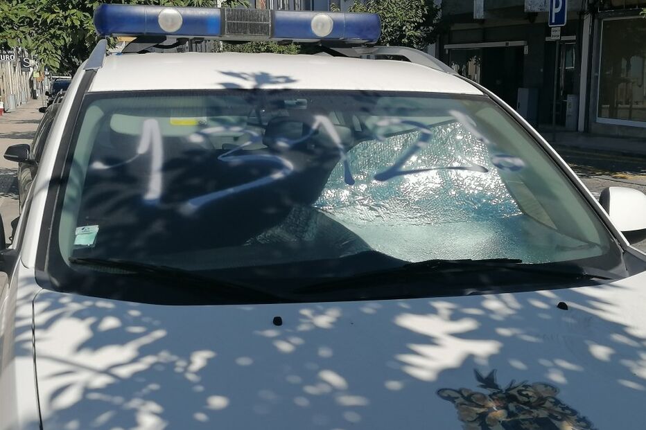 Mensagem contra a polícia escrita num carro do SEF de Viseu