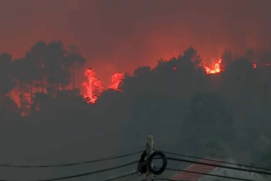 Chamas cercam a localidade de Valhelhas