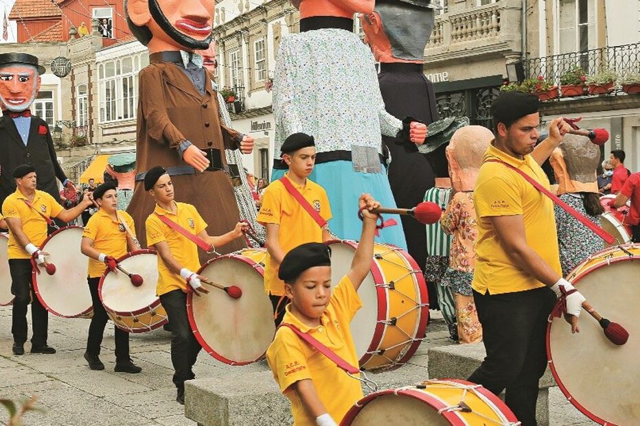 Festas d’Agonia arrancaram com bombos, cabeçudos e concertinas desgarradas. Milhares de pessoas saíram à rua. Esta quarta-feira há desfile da Mordomia, às 16h00