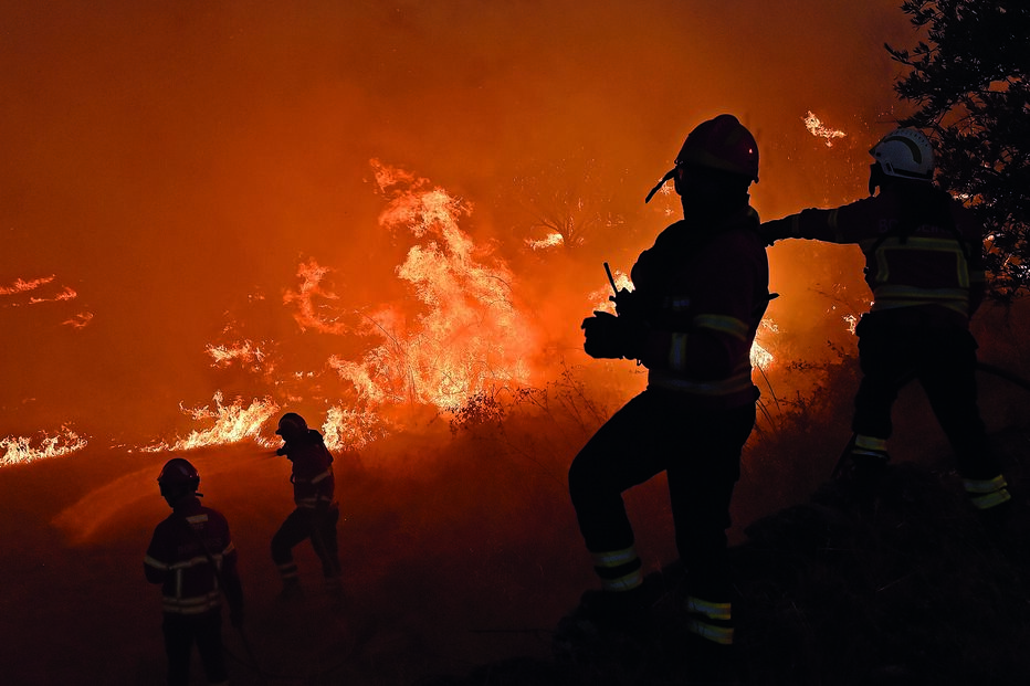 Mais de mil bombeiros continuavam esta quarta-feira no terreno a combater as chamas que lavram, desde dia 6, no Parque Natural da Serra da Estrela 
