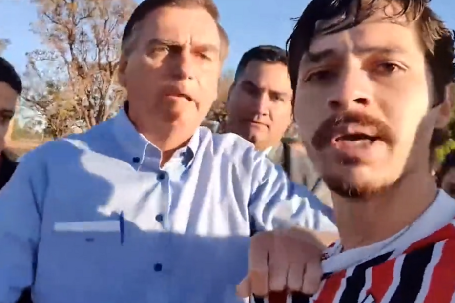 Bolsonaro agarra youtuber pela camisa após ficar furioso com perguntas que lhe foram feitas