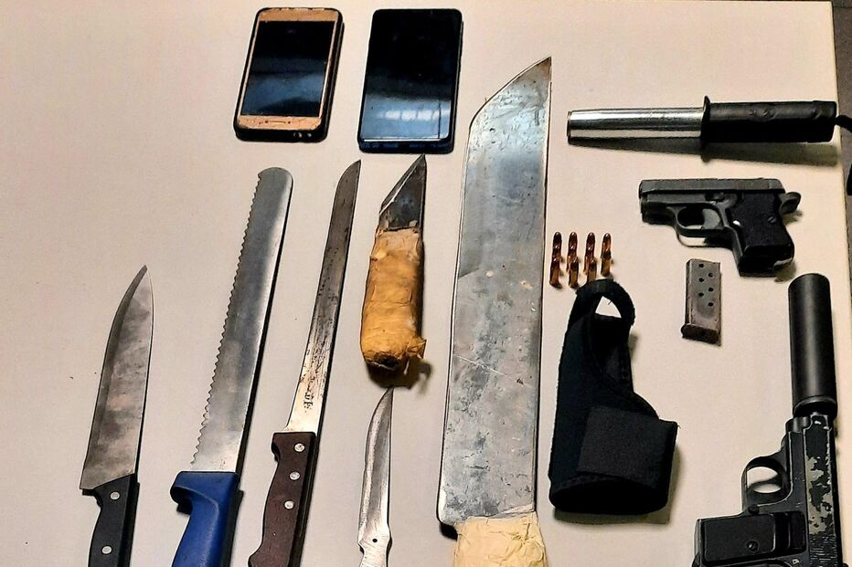 Pistolas e facas foram apreendidas 