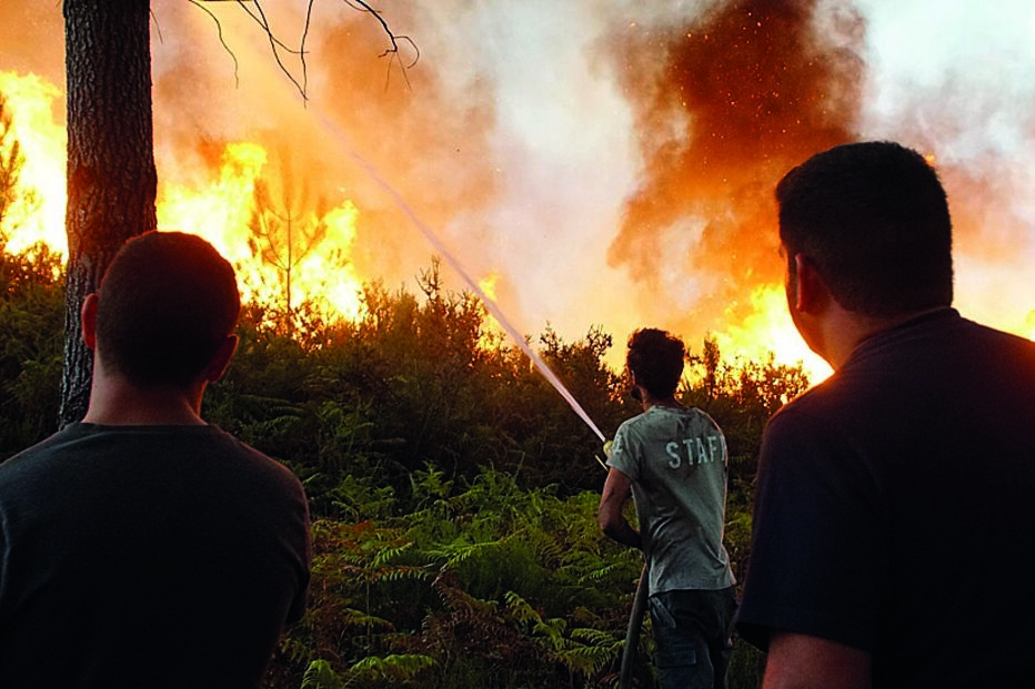 Populares tentam travar as chamas