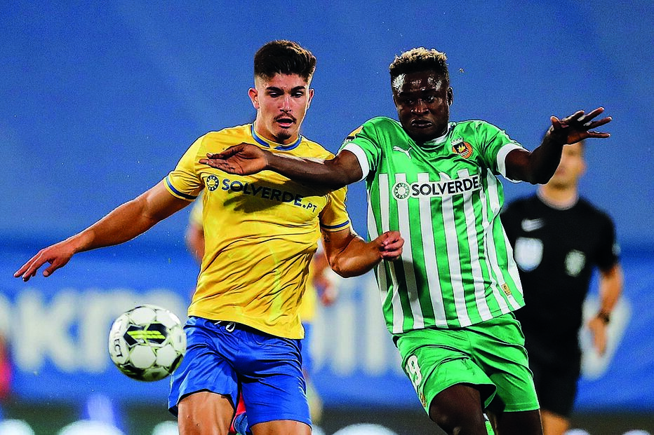 Vital (Estoril) em despique com Aziz (Rio Ave), durante o jogo