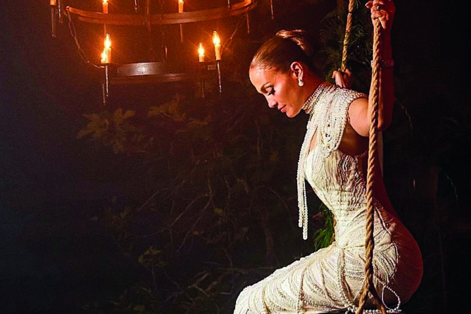 Jennifer Lopez vestiu modelo cheio de cristais Swarovski