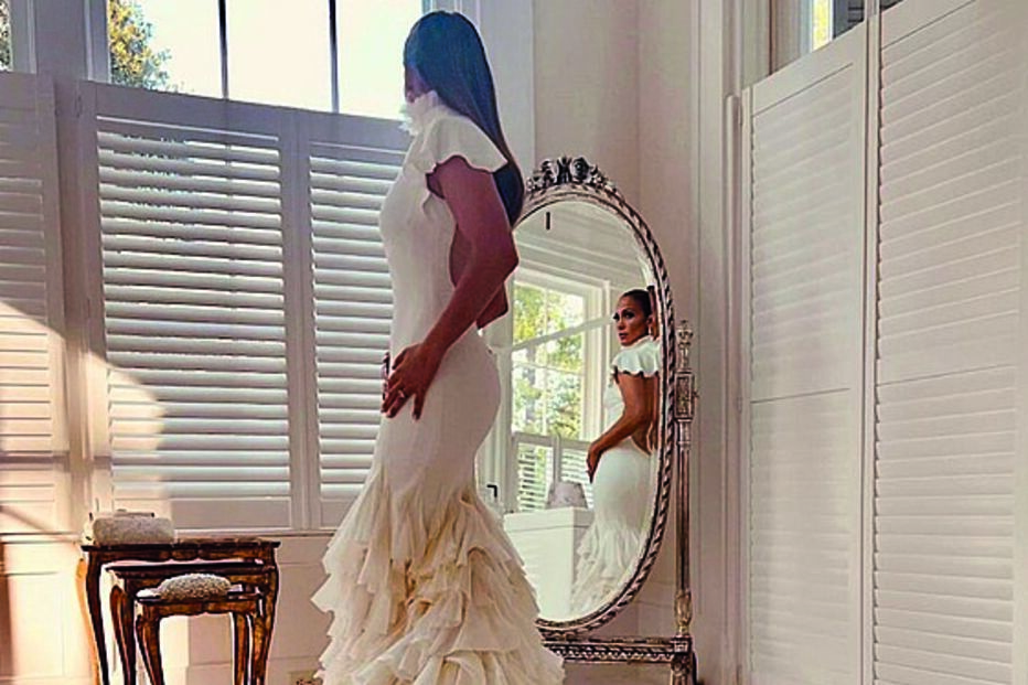 Cantora Jlo com vestido cheio de folhos