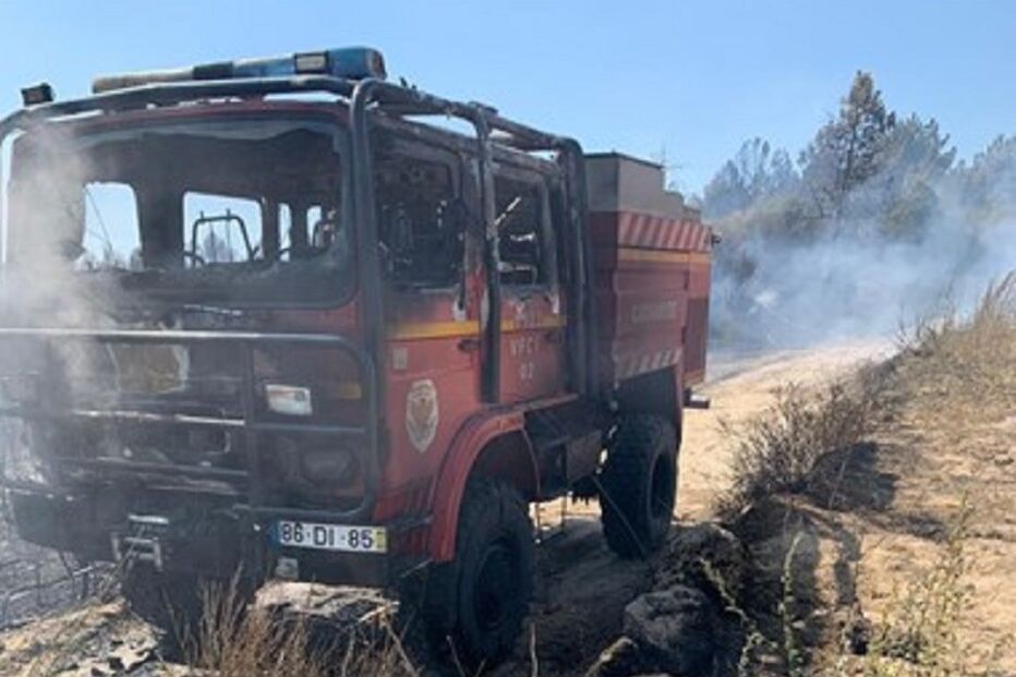 Carro dos Bombeiros de Carnaxide destruído pelas chamas no fogo de Valpaços