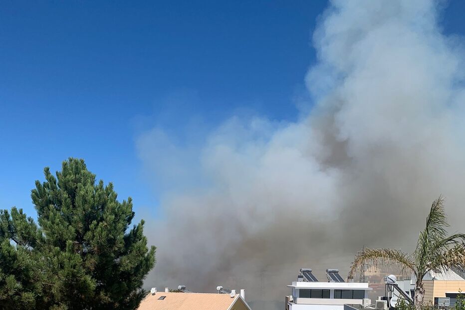 Incêndio deflagra junto ao centro comercial Almada Forum