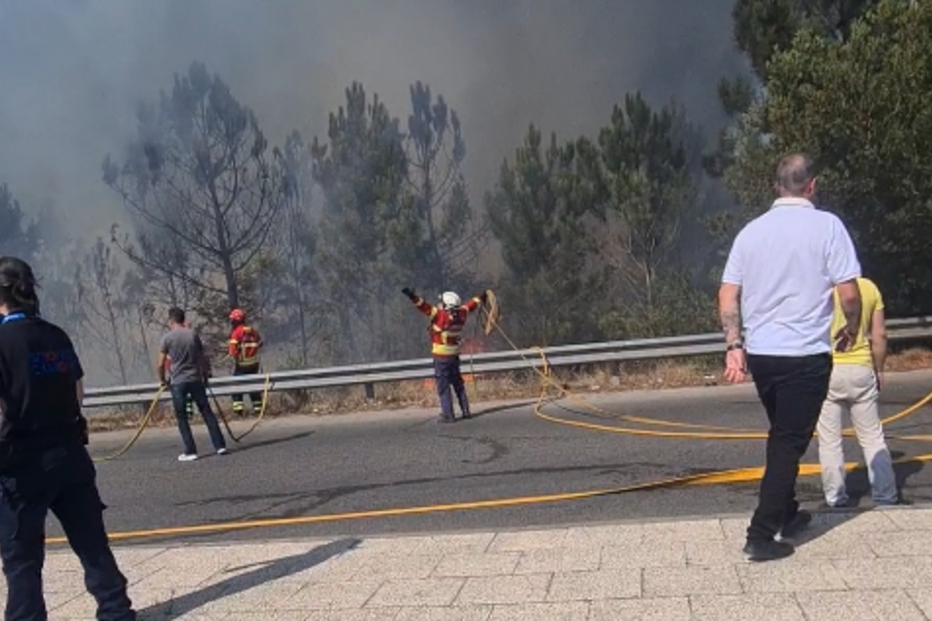 Fogo junto ao Almada Fórum