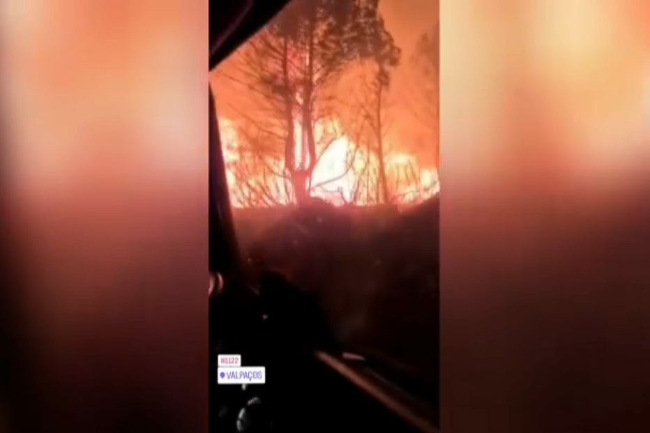 Carro dos Bombeiros de Carnaxide destruído pelas chamas no fogo de Valpaços