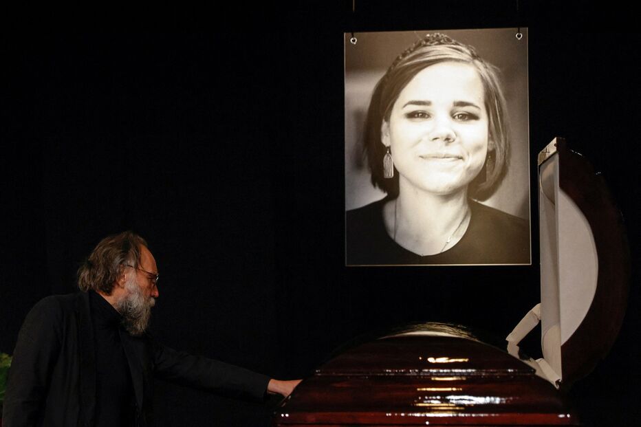 Alexander Dugin ao lado do caixão da filha