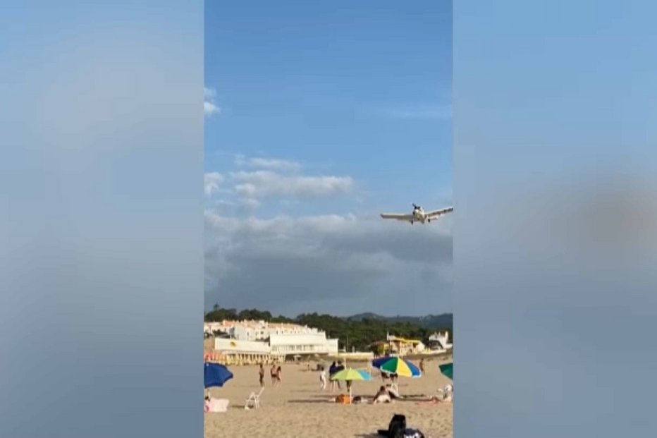 Homem chuta bola contra avião, atinge asa e assusta banhistas na Praia das Maçãs