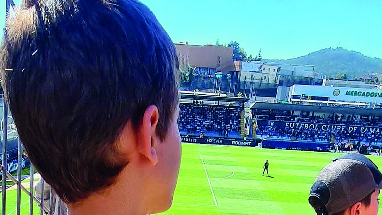 Criança obrigada a tirar a camisola do Benfica em Famalicão e a