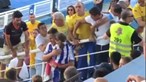 Adeptos fora dos estádios após insultos a homem com criança ao colo vestidos com camisolas do FC Porto