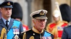 Rei Carlos III quer afastar príncipe André de Windsor 