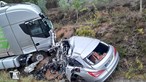 Homem de 20 anos morre após acidente entre carro e camião na IC2. Trânsito condicionado