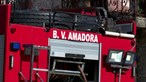 Tacho esquecido ao lume causa incêndio em cave e obriga à evacuação de prédio na Damaia, Lisboa