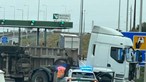 Camião com brita tomba junto às portagens do Carregado da A1. Trânsito faz-se alternado