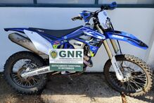 Três detidos por posse de armas proibidas, falsificação de documentos e tráfico de estupefacientes