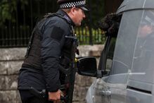 Admiradores da Rainha Isabel II reuniram-se junto aos portões do Castelo de Balmoral