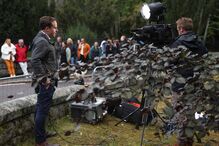 Admiradores da Rainha Isabel II reuniram-se junto aos portões do Castelo de Balmoral