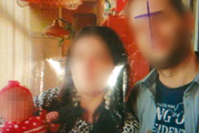 Foto da família com uma cruz por cima dos rostos 