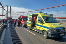 12 feridos em colisão entre autocarro e mota na Ponte 25 de Abril em Lisboa