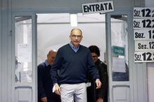 Líder do Partido Democrata, Enrico Letta, vota nas legislativas italianas