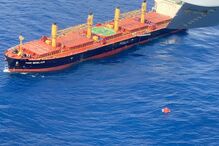 Oito salvos de barco de pesca a arder nos Açores	