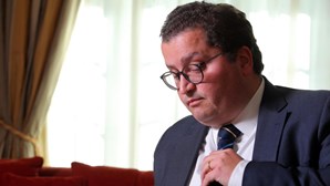 Ministro das Finanças acusa anterior Governo de aprovar 2,500 milhões de euros em despesas extraordinárias 