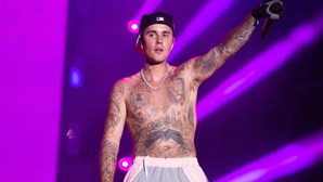 “Vou ficar bem mas preciso de descansar”: Justin Bieber suspende digressão mundial