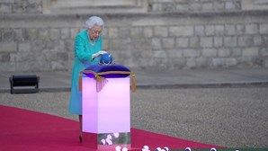 Isabel II: Trinta momentos de um reinado de 70 anos. Vejas as imagens