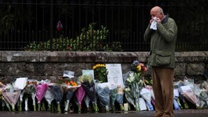 Flores, lágrimas e velas: Britânicos choram morte da rainha Isabel II. Vejas as imagens 