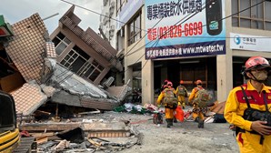 Colapso de prédios, comboio descarrilado e pessoas bloqueadas nas estradas: A destruição do sismo em Taiwan