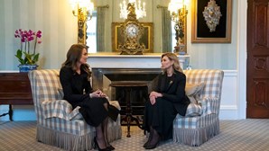 Olena Zelenska recebida por Kate Middleton na chegada a Buckingham. Mulher de Zelensky agradece apoio britânico