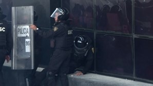 Polícia ferido em manifestação sobre o desaparecimento de 43 estudantes no México