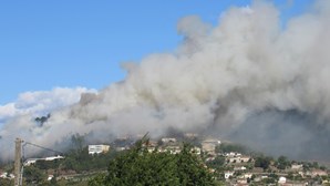 Incêndio em Ponte da Barca com dois meios aéreos no combate às chamas 