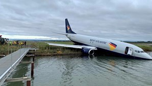Avião despista-se durante aterragem e acaba dentro de um lago no aeroporto de Montpellier, França