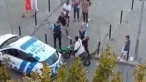 População cerca policias em Lisboa para motard sem capacete e matrícula conseguir fugir