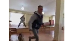 Homem detido na Rússia após disparar em centro de recrutamento para a guerra. Veja as imagens