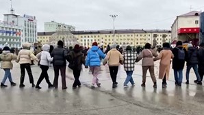 Russos dançam e cantam músicas tradicionais da Rússia para protestar contra mobilização