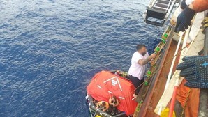 Oito homens salvos de barco de pesca a arder nos Açores