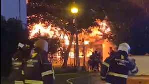 Incêndio em Clube Recreativo de Alvalade obriga a evacuar casas.